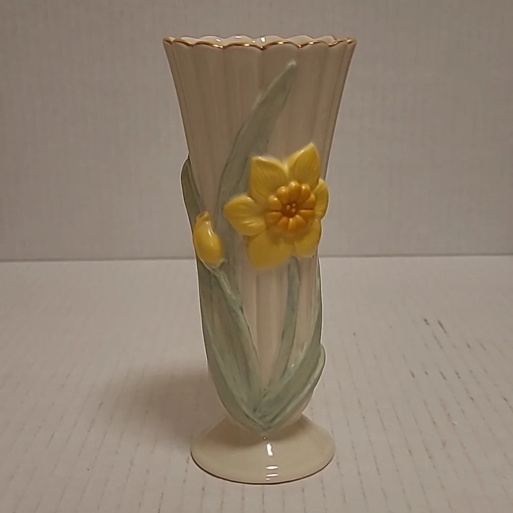 Lenox Daffodils in Bloom Bud Vase with Gold Trim